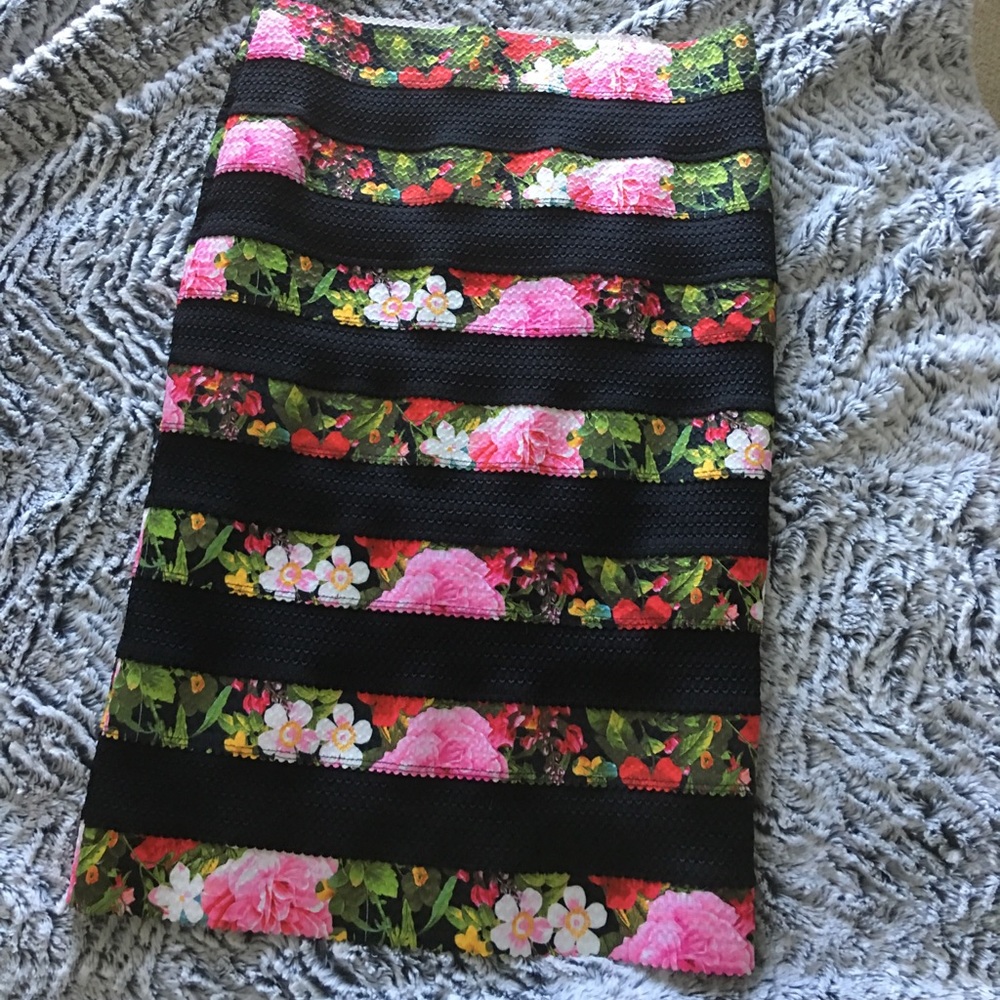 Stretchy floral striped pencil skirt NY&co size M